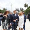 Le président de la République française Emmanuel Macron et sa femme la Première Dame Brigitte Macron se promènent sur la Plaza de Mayo, à Buenos Aires, Argentine, le 29 novembre 2018, lors d'une visite officielle avant de participer au G20. © Ludovic Marin/Pool/Bestimage