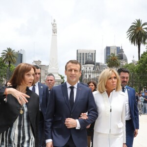 Le président de la République française Emmanuel Macron et sa femme la Première Dame Brigitte Macron se promènent sur la Plaza de Mayo, à Buenos Aires, Argentine, le 29 novembre 2018, lors d'une visite officielle avant de participer au G20. © Ludovic Marin/Pool/Bestimage