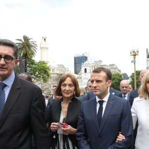 Le président de la République française Emmanuel Macron et sa femme la Première Dame Brigitte Macron se promènent sur la Plaza de Mayo, à Buenos Aires, Argentine, le 29 novembre 2018, lors d'une visite officielle avant de participer au G20. © Ludovic Marin/Pool/Bestimage