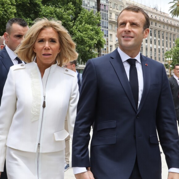 Le président de la République française Emmanuel Macron et sa femme la Première Dame Brigitte Macron se promènent sur la Plaza de Mayo, à Buenos Aires, Argentine, le 29 novembre 2018, lors d'une visite officielle avant de participer au G20. © Ludovic Marin/Pool/Bestimage