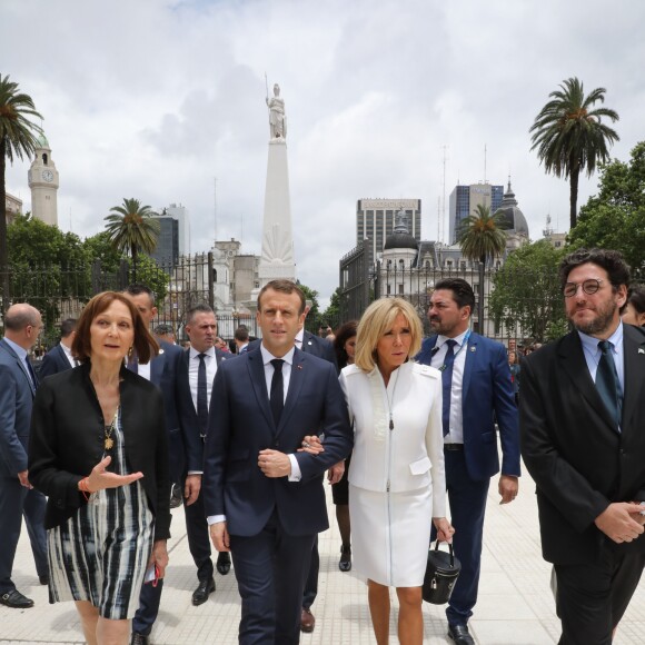 Le président de la République française Emmanuel Macron et sa femme la Première Dame Brigitte Macron se promènent sur la Plaza de Mayo, à Buenos Aires, Argentine, le 29 novembre 2018, lors d'une visite officielle avant de participer au G20. © Ludovic Marin/Pool/Bestimage