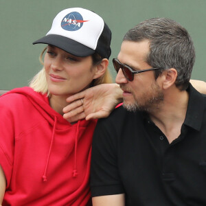 Marion Cotillard et son compagnon Guillaume Canet dans les tribunes des Internationaux de France de Tennis de Roland Garros à Paris, le 10 juin 2018. © Jacovides/Moreau/Bestimage