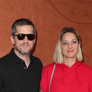 Guillaume Canet et sa compagne Marion Cotillard au village lors des internationaux de tennis de Roland Garros à Paris, le 10 juin 2018. © Moreau-Jacovides/Bestimage