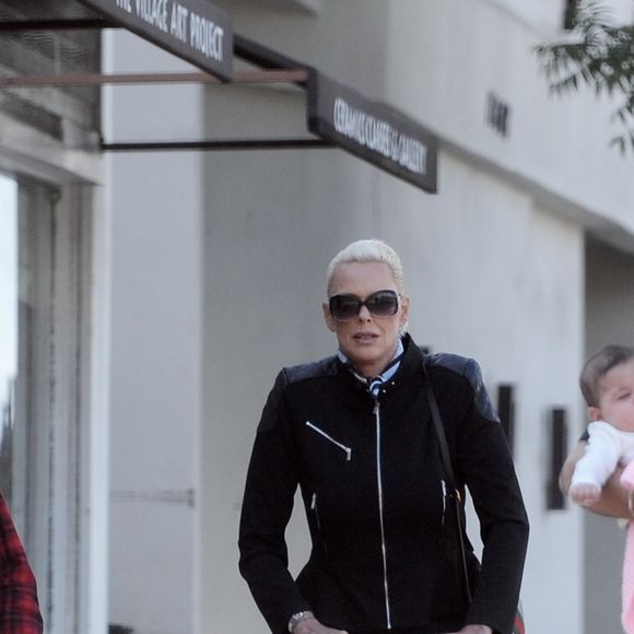 Exclusif - Brigitte Nielsen, son mari Mattia Dessi (à gauche) et ses deux enfants, Douglas et Frida à Studio City le 13 octobre 2018.