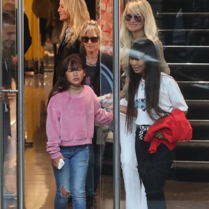 Laeticia Hallyday sort de la boutique Montaigne Market à Paris avec ses filles Jade et Joy le 9 octobre 2018.