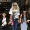 Laeticia Hallyday et ses filles Jade et Joy quittent leur maison à Los Angeles, accompagnées de la nounou Sylviane, pour se rendre à l'aéroport, où elles vont prendre un avion pour la France. Le 6 octobre 2018