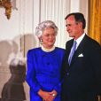 George H.W. Bush et Barbara Bush lors de la cérémonie de la Médaille nationale des Arts à la Maison Blanche en novembre 1979. L'ancien président des Etats-Unis est mort à l'âge de 94 ans le 30 novembre 2018.