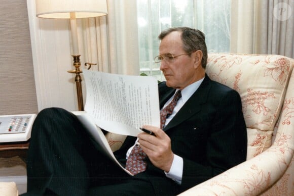 George H.W. Bush le 8 février 1989 à la Maison Blanche, relisant son premier discours sur l'état de l'Union. L'ancien président des Etats-Unis est mort à l'âge de 94 ans le 30 novembre 2018.