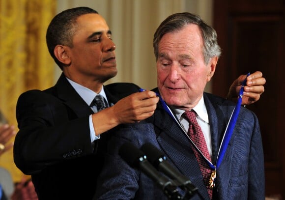 George H.W. Bush recevant des mains de Barack Obama la Médaille de la Liberté le 15 février 2011 à la Maison Blanche à Washington. L'ancien président des Etats-Unis est mort à l'âge de 94 ans le 30 novembre 2018.