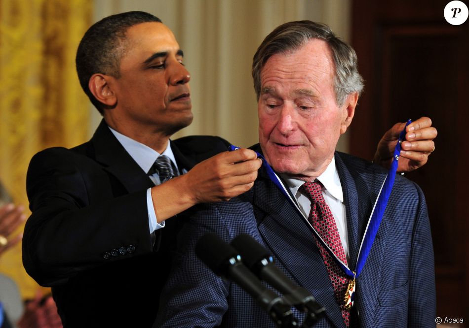 George H.W. Bush recevant des mains de Barack Obama la Médaille de la Liberté le 15 février 2011 à la Maison Blanche à Washington. L&#039;ancien président des Etats-Unis est mort à l&#039;âge de 94 ans le 30 novembre 2018. 