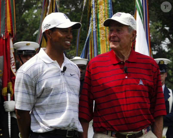 George H.W. Bush et Tiger Woods à Bethesda le 4 juillet 2007 lors du début de l'AT&T National PGA. L'ancien président des Etats-Unis est mort à l'âge de 94 ans le 30 novembre 2018.