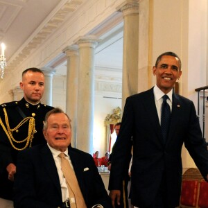 George H.W. Bush à la Maison Blanche avec Barack OBama le 15 juillet 2013 pour la remise du 5000e prix de sa fondation Points of Light. L'ancien président des Etats-Unis est mort à l'âge de 94 ans le 30 novembre 2018.