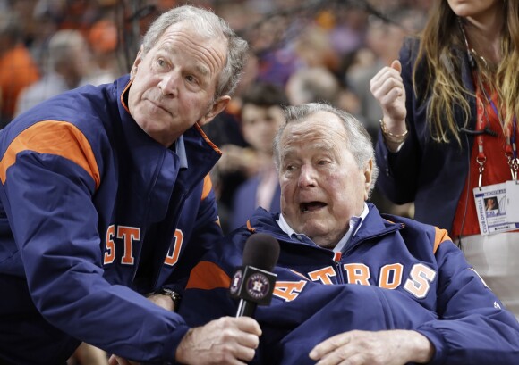 George W. Bush et son père H.W. Bush le 29 octobre 2017 au Maid Park à Houston lors du match 5 des MLB World Series (base-ball). L'ancien président des Etats-Unis est mort à l'âge de 94 ans le 30 novembre 2018.