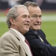 George W. Bush et son père George H.W. Bush le 17 novembre 2013 à Houston au Texas lors d'un match de base-ball. L'ancien président des Etats-Unis est mort à l'âge de 94 ans le 30 novembre 2018. 