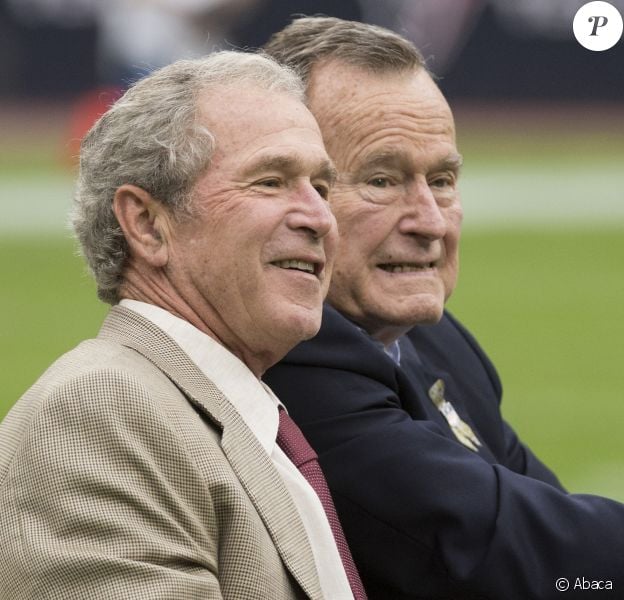 George W. Bush et son père George H.W. Bush le 17 novembre 2013 à Houston au Texas lors d'un match de base-ball. L'ancien président des Etats-Unis est mort à l'âge de 94 ans le 30 novembre 2018.
