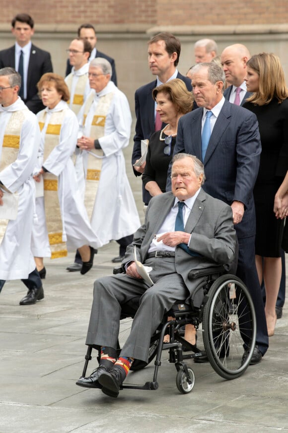 George H.W. Bush et son fils George W. Bush devant le cercueil de Barbara Bush lors de ses obsèques le 21 avril 2018 à Houston. L'ancien président des Etats-Unis est mort à l'âge de 94 ans le 30 novembre 2018.