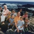  George H.W. Bush et Barbara Bush posant avec leurs petits-enfants en 1989 à Walker's Point dans le Maine. L'ancien président des Etats-Unis est mort à l'âge de 94 ans le 30 novembre 2018. 