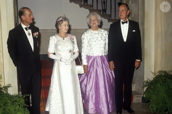 George H.W. Bush et Barbara Bush recevant la reine Elizabeth II et le duc d'Edimbourg en mai 1991 à Washington. L'ancien président des Etats-Unis est mort à l'âge de 94 ans le 30 novembre 2018.