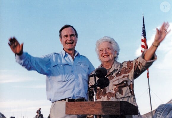 George H.W. Bush et Barbara Bush en visite aux troupes américaines en Arabie saoudite pour Thanksgiving le 22 novembre 1990. L'ancien président des Etats-Unis est mort à l'âge de 94 ans le 30 novembre 2018.