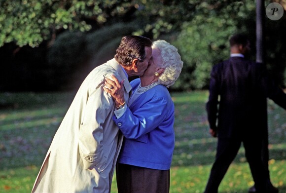 George H.W. Bush et Barbara Bush le 23 octobre 1992 à l'extérieur de la Maison Blanche. L'ancien président des Etats-Unis est mort à l'âge de 94 ans le 30 novembre 2018.