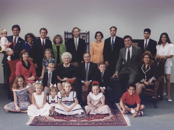 George H.W. Bush et Barbara Bush posant avec leurs enfants et petits-enfants à Houston en 1991. L'ancien président des Etats-Unis est mort à l'âge de 94 ans le 30 novembre 2018.