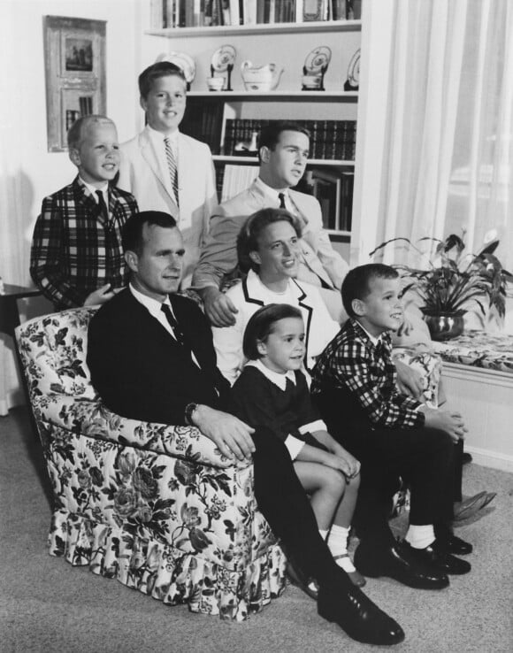 George H.W. Bush et Barbara Bush posant en famille en 1964 à Houston, avec leurs enfants. L'ancien président des Etats-Unis est mort à l'âge de 94 ans le 30 novembre 2018.