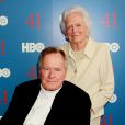  George H.W. Bush avec sa femme Barbara Bush en juin 2012 à New York lors de la première d'un documentaire qui lui est consacré. L'ancien président des Etats-Unis est mort à l'âge de 94 ans le 30 novembre 2018. 