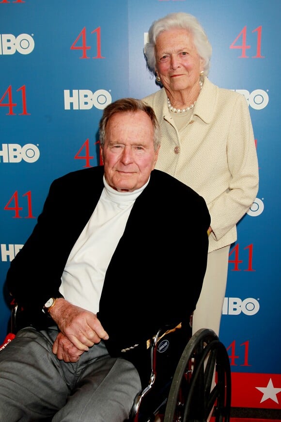 George H.W. Bush avec sa femme Barbara Bush en juin 2012 à New York lors de la première d'un documentaire qui lui est consacré. L'ancien président des Etats-Unis est mort à l'âge de 94 ans le 30 novembre 2018.