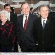  George H.W. Bush entouré de sa femme Barbara Bush et son fils George W. Bush (et, derrière, son fils Marvin) en Floride en juin 2015 lors de la campagne de Jeb Bush pour la primaire républicaine. L'ancien président des Etats-Unis est mort à l'âge de 94 ans le 30 novembre 2018. 