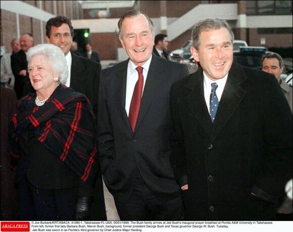 George H.W. Bush entouré de sa femme Barbara Bush et son fils George W. Bush (et, derrière, son fils Marvin) en Floride en juin 2015 lors de la campagne de Jeb Bush pour la primaire républicaine. L'ancien président des Etats-Unis est mort à l'âge de 94 ans le 30 novembre 2018.