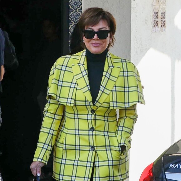 Kris Jenner - Les Kardashians sont allés déjeuner en famille et filmer un épisode de leur série Keeping Up With The Kardashian à Sherman Oaks, le 30 novembre 2018