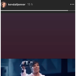 Kendall Jenner félicite sa mère Kris Jenner, star du nouveau clip d'Ariana Grande dans "Thank u, next", sorti le 30 novembre 2018