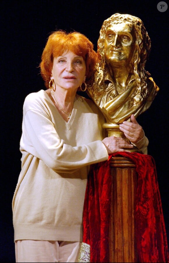 Maria Pacôme au théâtre de la Gaîté Montparnasse en 2002 dans son seule-en-scène L'Eloge de la Paresse. © Serge Arnal/ABACA.