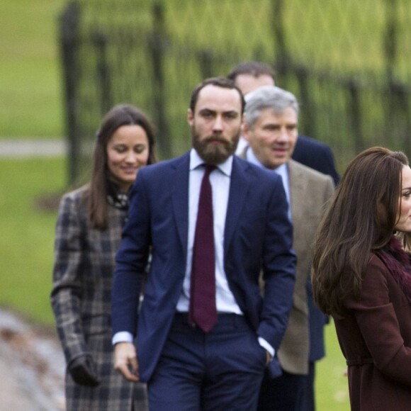 James Middleton, Pippa Middleton, Michael Middleton, le prince William, duc de Cambridge, Catherine (Kate) Middleton, duchesse de Cambridge, le prince George de Cambridge et la princesse Charlotte de Cambridge - Cette année, le duc et la duchesse de Cambridge n'ont pas rejoint le reste de la famille royale britannique à Sandringham. Ils ont réveillonné à Englefield, Berkshire, Royaume Uni, chez les Midlleton et sont allés en famille à la messe de Noël ce dimanche 25 décembre 2016 dans l'église où Pippa Middleton se mariera en mai prochain.