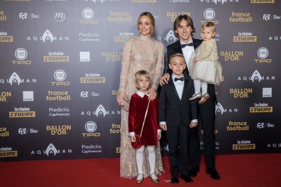 Luka Modric, ballon d'or 2018, avec sa femme Vanja Bosnic et leurs enfants Ivano (né en 2010), Ema (née en 2013) et Sofia (née en 2017) - Tapis rouge de la cérémonie du Ballon d'or France Football 2018 au Grand Palais à Paris, France, le 3 décembre 2018. © Cyril Moreau/Bestimage