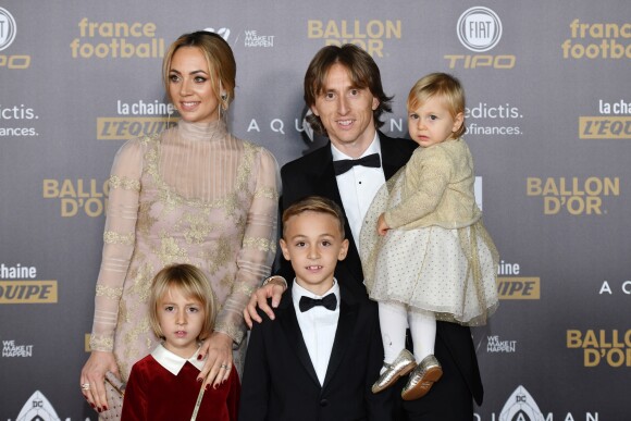 Luka Modric, ballon d'or 2018, avec sa femme Vanja Bosnic et leurs enfants Ivano (né en 2010), Ema (née en 2013) et Sofia (née en 2017) - Tapis rouge de la cérémonie du Ballon d'or France Football 2018 au Grand Palais à Paris, France, le 3 décembre 2018.