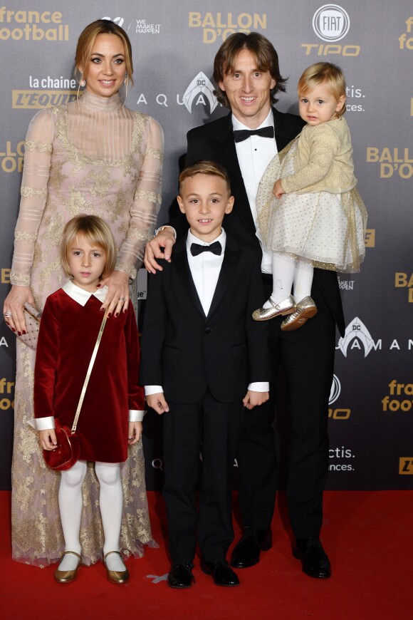 Luka Modric, ballon d'or 2018, avec sa femme Vanja Bosnic et leurs enfants Ivano (né en 2010), Ema (née en 2013) et Sofia (née en 2017) - Tapis rouge de la cérémonie du Ballon d'or France Football 2018 au Grand Palais à Paris, France, le 3 décembre 2018.