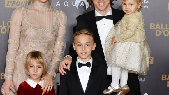 Luka Modric sacré Ballon d'or 2018, devant sa ravissante épouse et leurs enfants