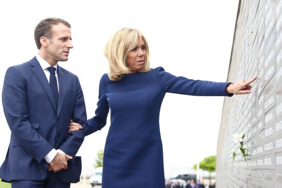 Le président Emmanuel Macron et sa femme Brigitte - Le président de la République Française et sa femme rendent hommages aux victimes du terrorisme d'Etat au Parc de la Mémoire à Buenos Aires le 29 novembre 2018. © Stéphane Lemouton / Bestimage