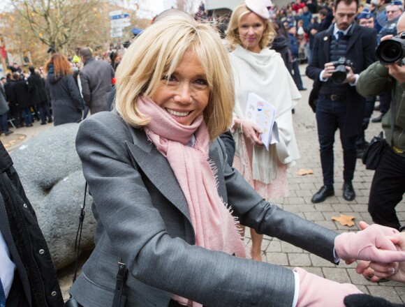 La première dame Brigitte Macron lors d'un bain de foule dans la ville de Louvain-la-Neuve en Belgique le 20 novembre 2018.