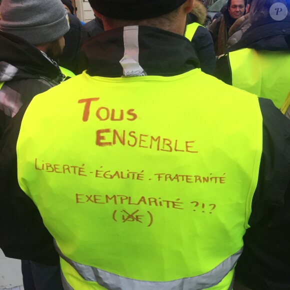 Semi-exclusif - Illustration - Soutien d'artistes au mouvement des gilets jaunes" lors des manifestations à Paris, France, le 1er décembre 2018. © JLPPA/Bestimage