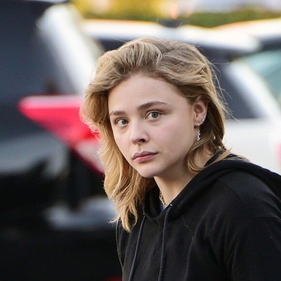 Exclusif - Chloe Grace Moretz se promène à Los Angeles le 2 décembre 2018.