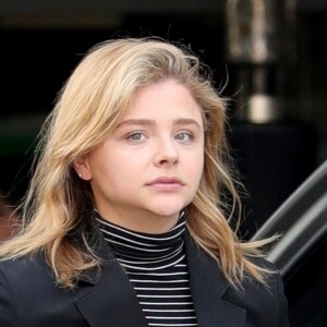 Exclusif - Chloë Grace Moretz laisse sa voiture au valet parking pour aller déjeuner à Beverly Hills, le 28 novembre 2018