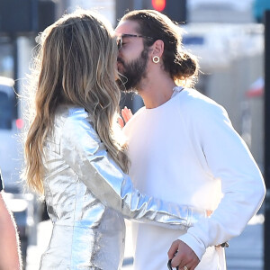 Heidi Klum embrasse son compagnon Tom Kaulitz lors d'une pause du tournage "Germany's Next Top Model" à Los Angeles le 4 décembre 2018.