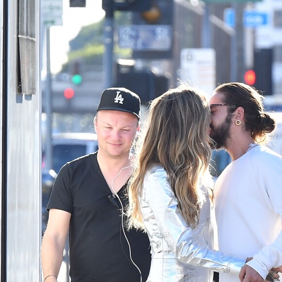 Heidi Klum embrasse son compagnon Tom Kaulitz lors d'une pause du tournage "Germany's Next Top Model" à Los Angeles le 4 décembre 2018.