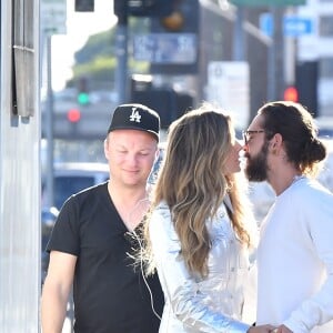 Heidi Klum embrasse son compagnon Tom Kaulitz lors d'une pause du tournage "Germany's Next Top Model" à Los Angeles le 4 décembre 2018.