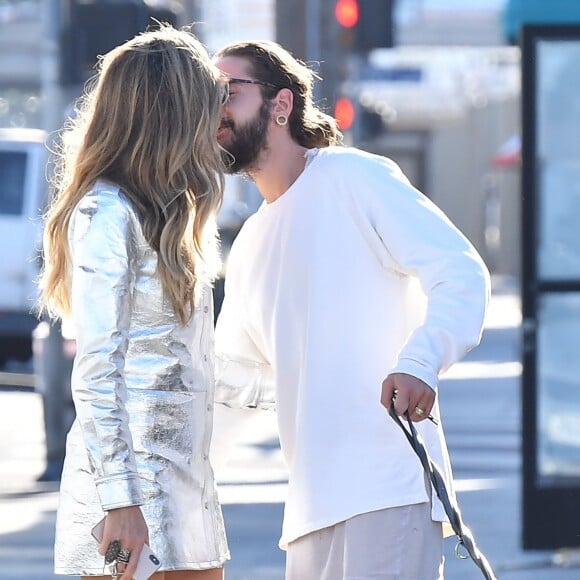 Heidi Klum embrasse son compagnon Tom Kaulitz lors d'une pause du tournage "Germany's Next Top Model" à Los Angeles le 4 décembre 2018.