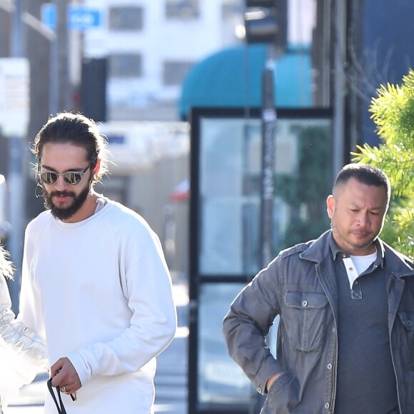 Heidi Klum embrasse son compagnon Tom Kaulitz lors d'une pause du tournage "Germany's Next Top Model" à Los Angeles le 4 décembre 2018.