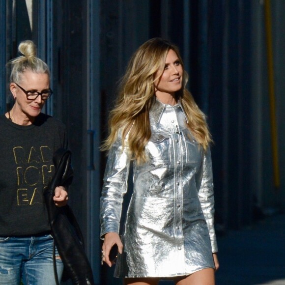 Heidi Klum porte une robe grise métallique et des bottes assorties pour un shooting à Los Angeles, le 4 décembre 2018.
