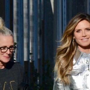 Heidi Klum porte une robe grise métallique et des bottes assorties pour un shooting à Los Angeles, le 4 décembre 2018.